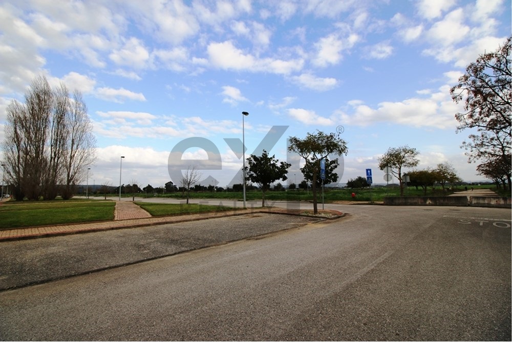 Plot of land for construction of 2 storey villa + basement - Entroncamento