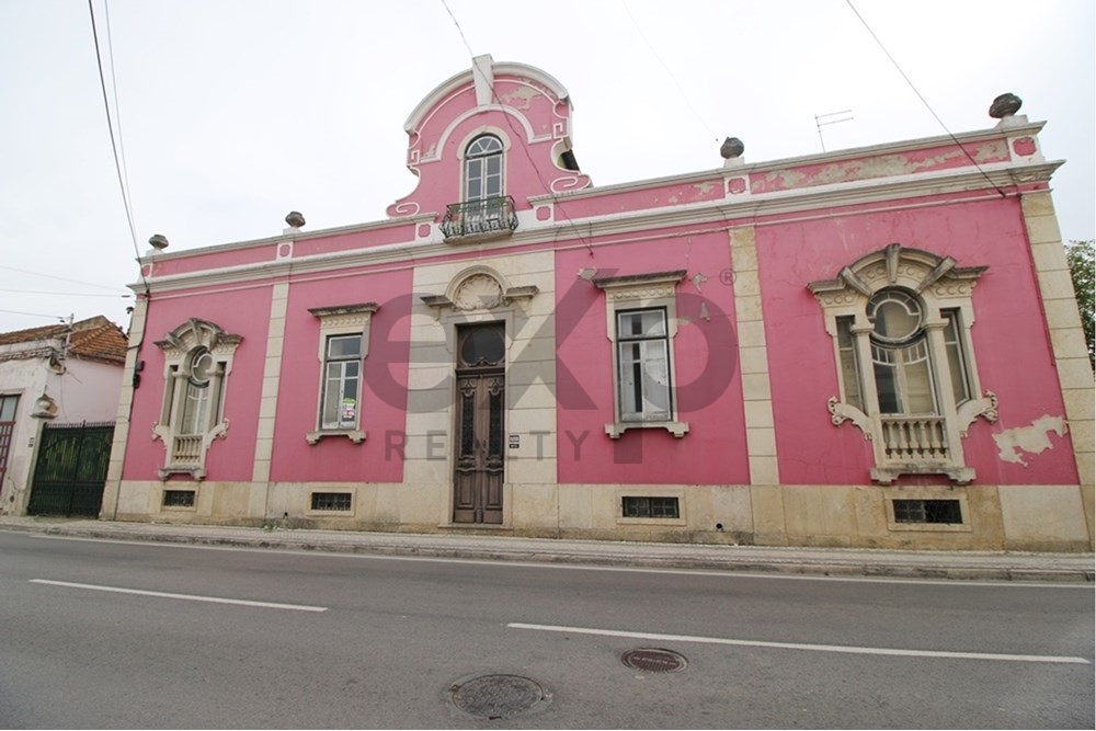 Casa Senhorial com 16 quartos e adega, em pleno coração de Alpiarça