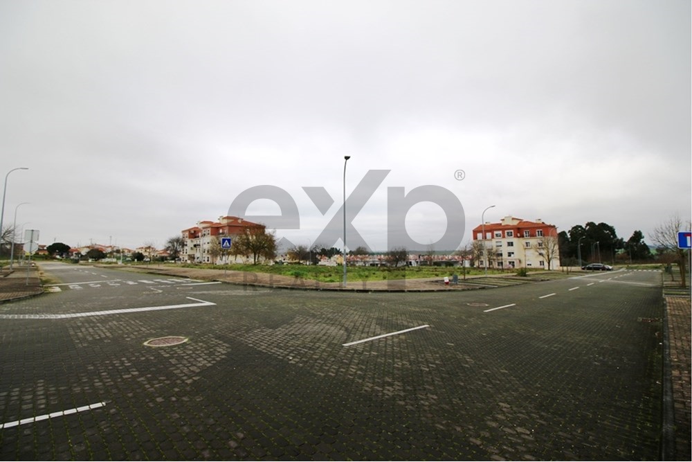 Lote de terreno para construção de 4 moradias de 2 Pisos na Quinta das Trigosas - Santarém