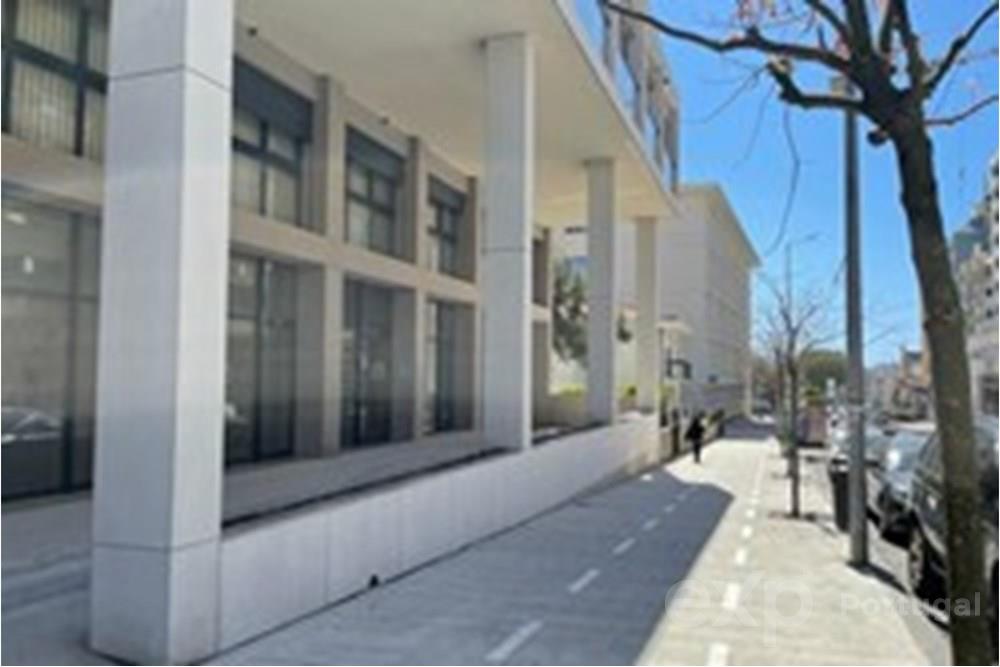 VENDE-SE LOJA COM EXCELENTE LOCALIZAÇÃO NO CENTRO DE MATOSINHOS