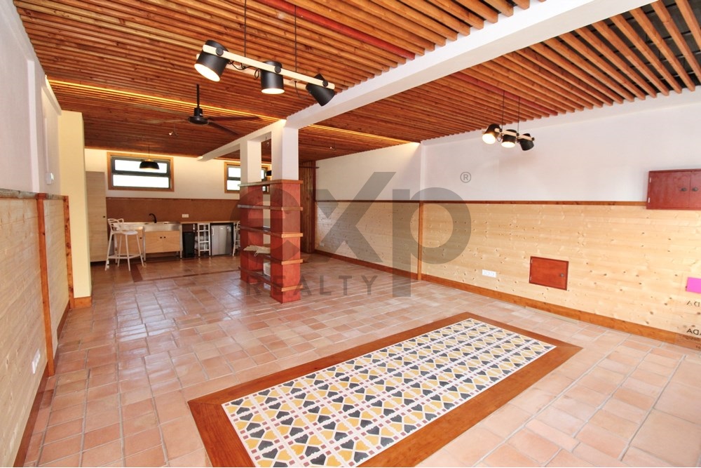 Prime Retail Space in Fuseta´s Bustling Center