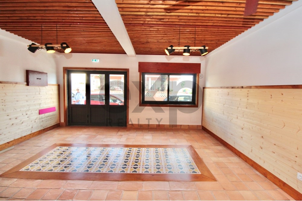 Prime Retail Space in Fuseta´s Bustling Center