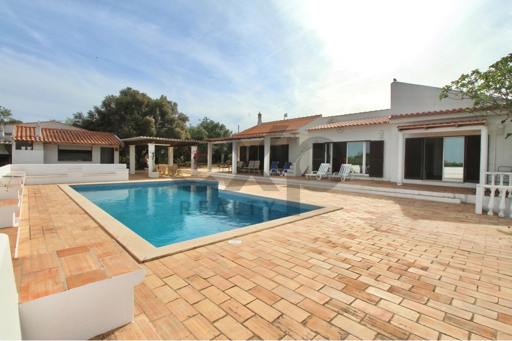 Charming 6-Bed Farmhouse in Moncarapacho, Faro