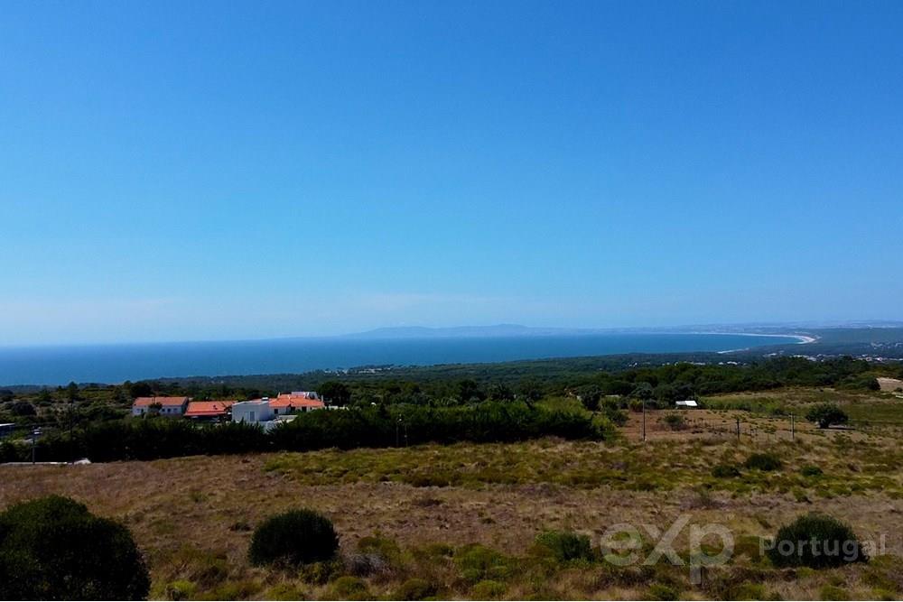 Terreno Urbano com Vista de Mar e Serra de Sintra