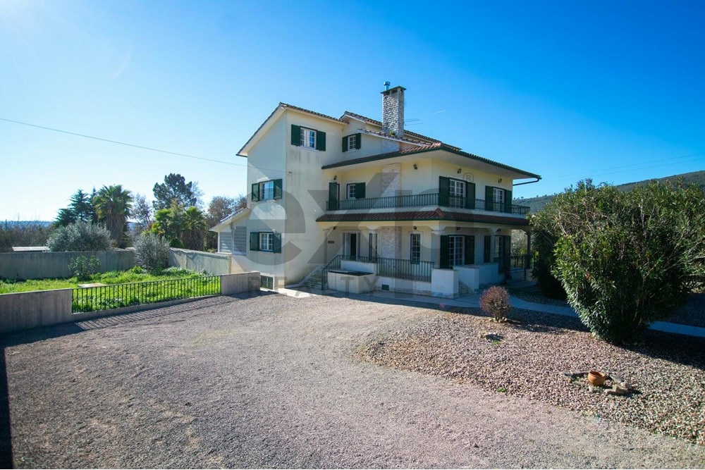 Ampla Moradia Perto de Alvaiázere com Piscina, Jardim e Vista para a Montanha