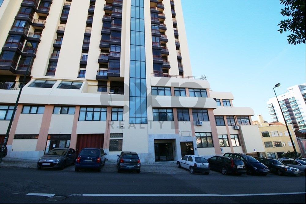 Office with 2.400 sqm in 3 floors and 19 parkings in Restelo