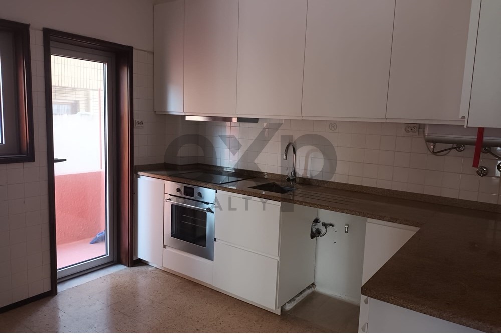 Apartamento T4 com Terraço no Centro de Espinho