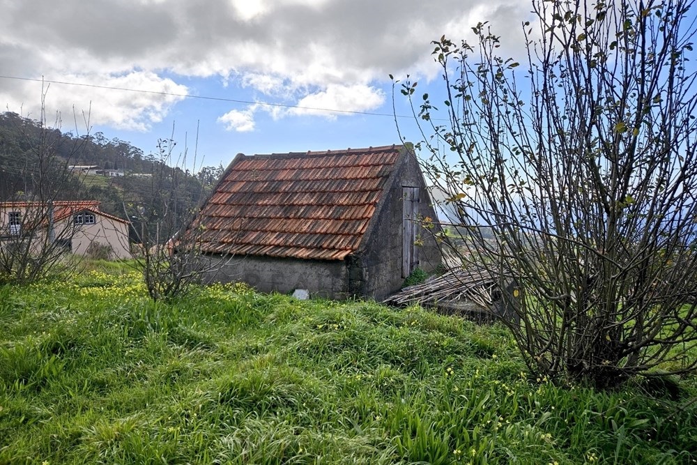 A plot of land in a natural environment, with stunning views over the mountains and the sea