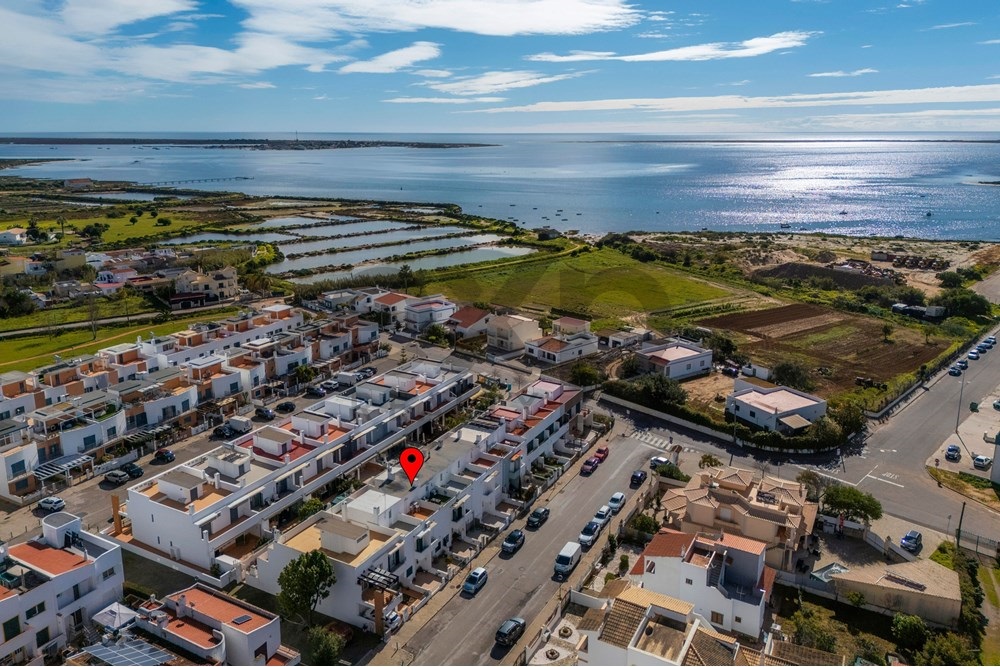 Moradia T2+1 com quintal e terraços com vista mar em Olhão, junto à Ria Formosa!