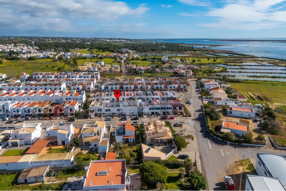 Moradia T2+1 com quintal e terraços com vista mar em Olhão, junto à Ria Formosa!