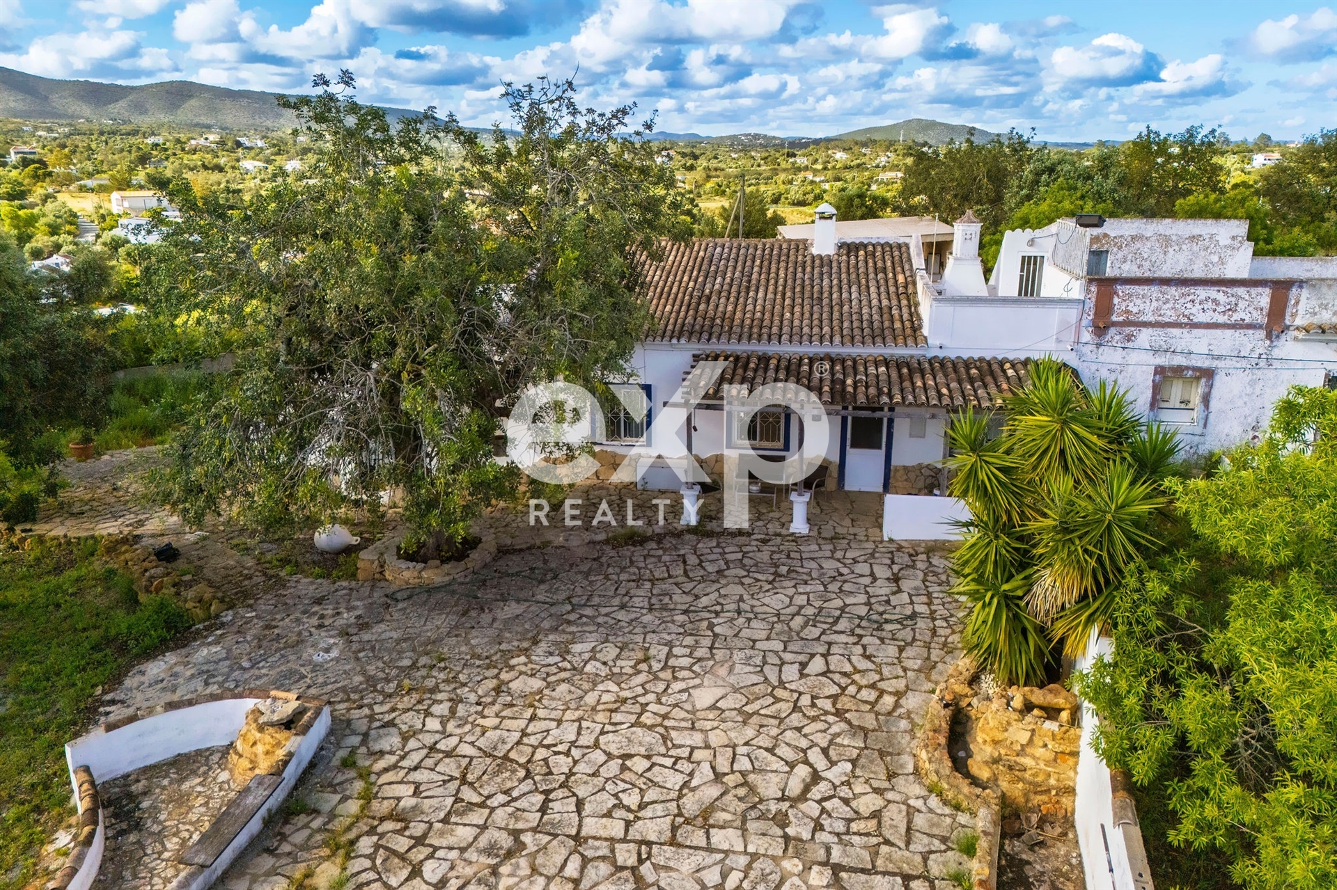 Charming traditional portuguese 3 bedroom house with garden in great location