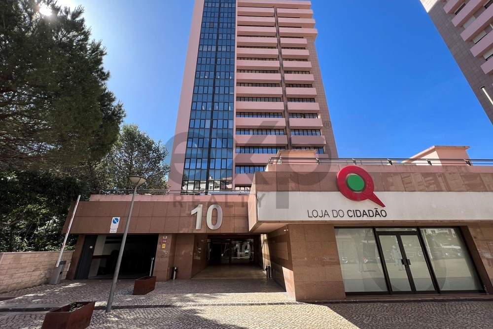 Escritório com 101 m2 com 2 lugares de estacionamento