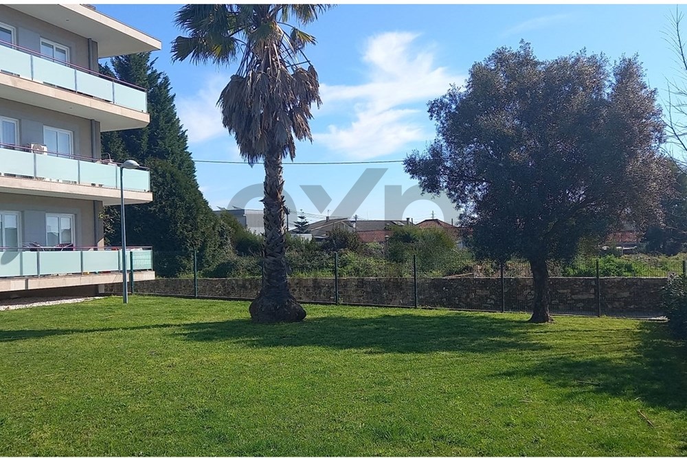 Apartamento T2, quase novo, com varanda e parqueamento em Arcozelo, Barcelos