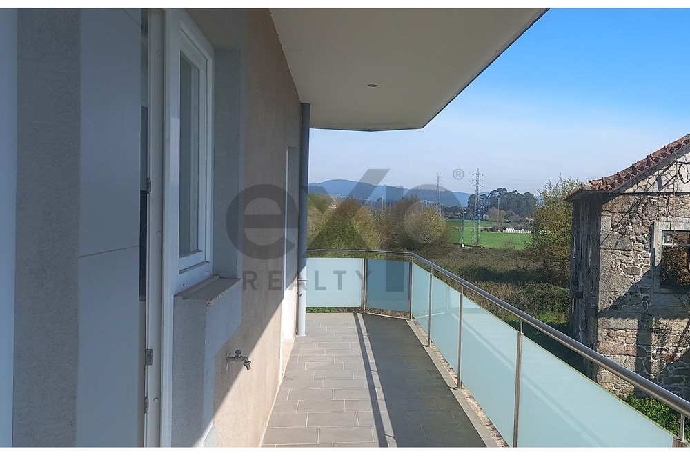 Apartamento T2, quase novo, com varanda e parqueamento em Arcozelo, Barcelos