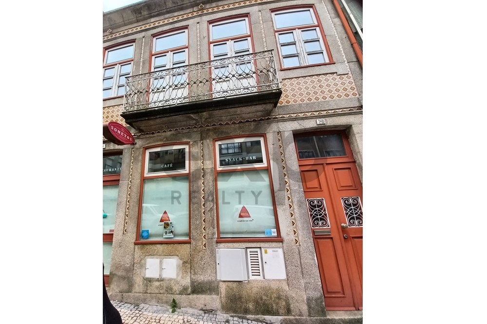 Loja/restaurante pronto a funcionar, na Rua de Camões