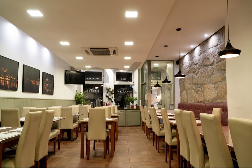 Loja/restaurante pronto a funcionar, na Rua de Camões