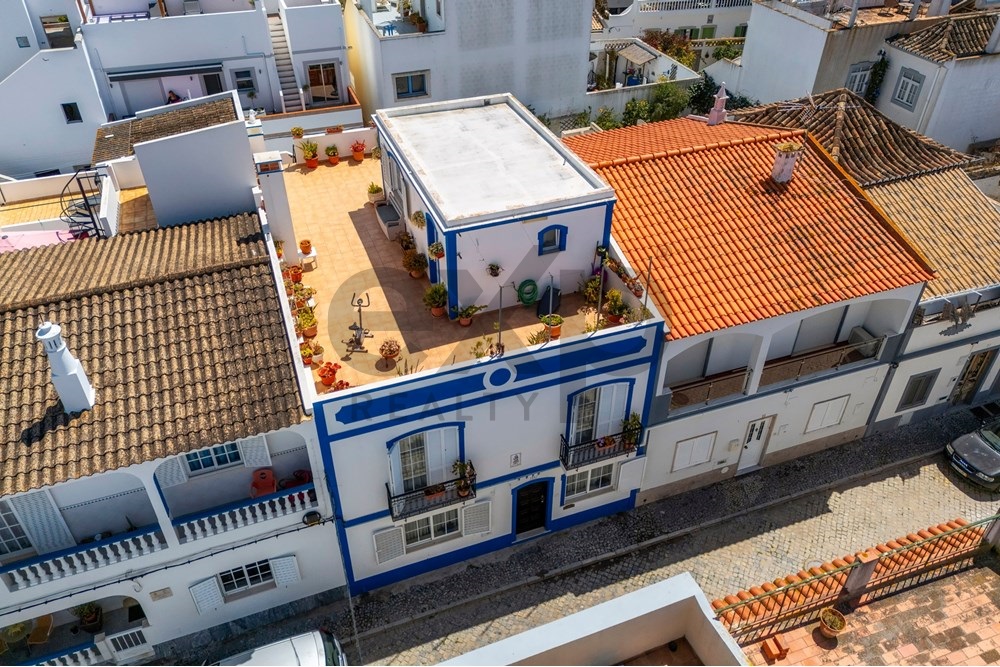 Fantástica moradia T4+2, pátio e amplos terraços no centro de Santa Luzia