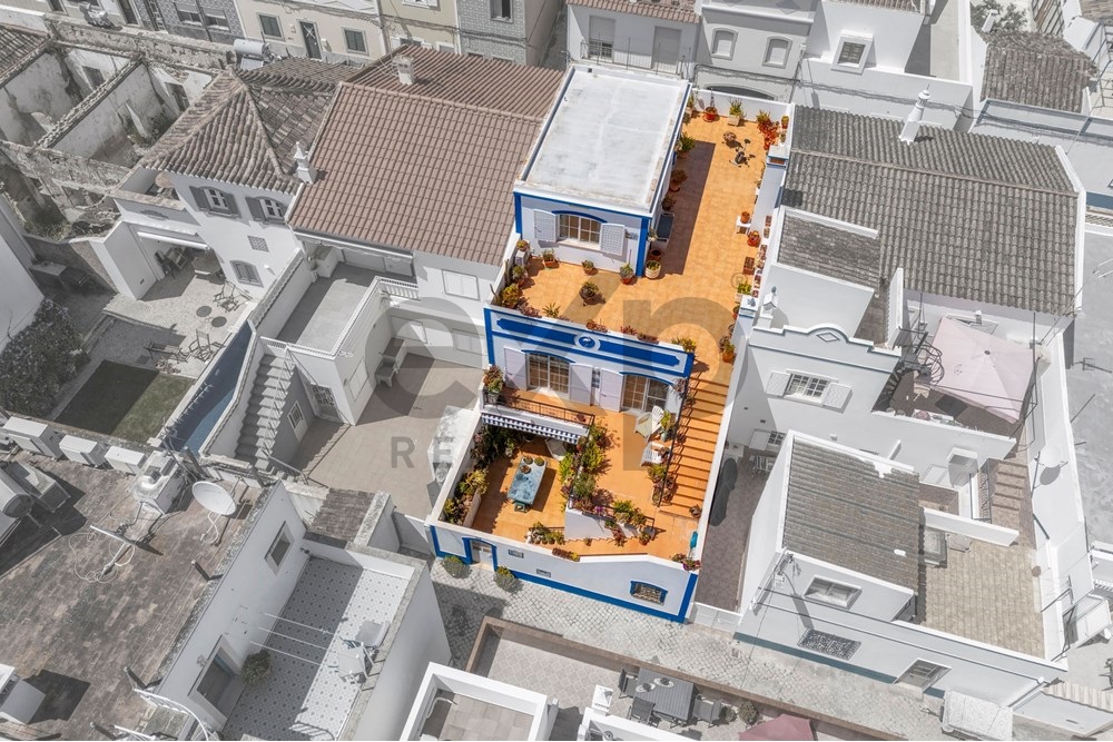 Fantástica moradia T4+2, pátio e amplos terraços no centro de Santa Luzia
