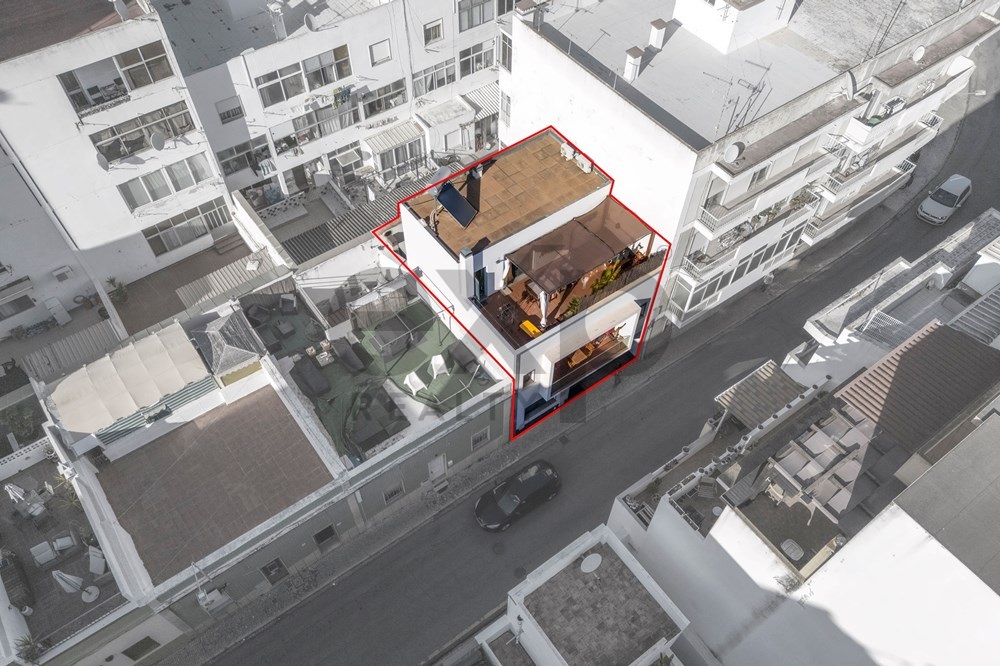 Moradia T3+1 com pátio, enorme terraço e garagem no centro de Olhão