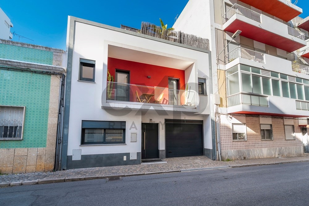 Moradia T3+1 com pátio, enorme terraço e garagem no centro de Olhão