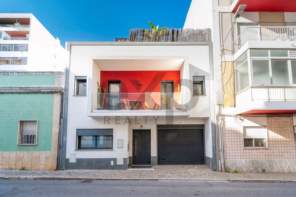 Moradia T3+1 com pátio, enorme terraço e garagem no centro de Olhão