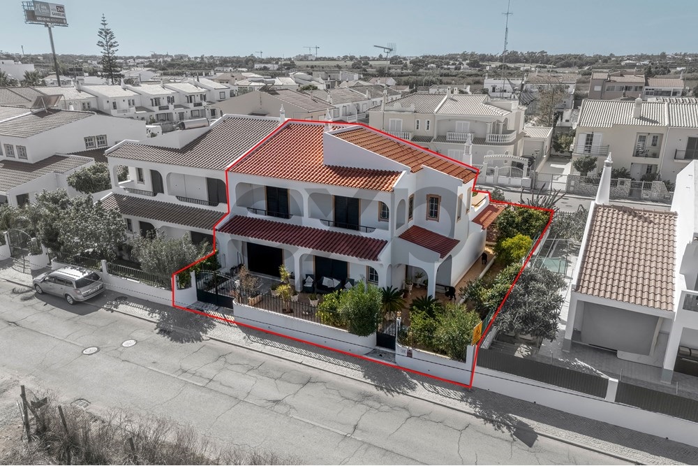 Moradia Geminada  com 322 m2,T4 com garagem e jardim_Faro