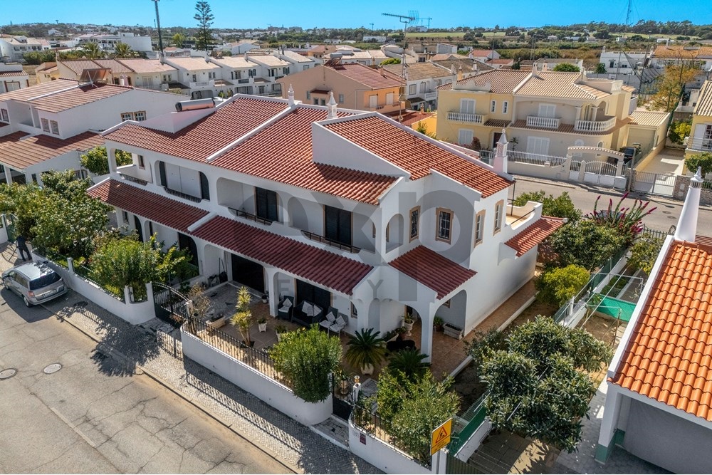 Moradia Geminada  com 322 m2,T4 com garagem e jardim_Faro