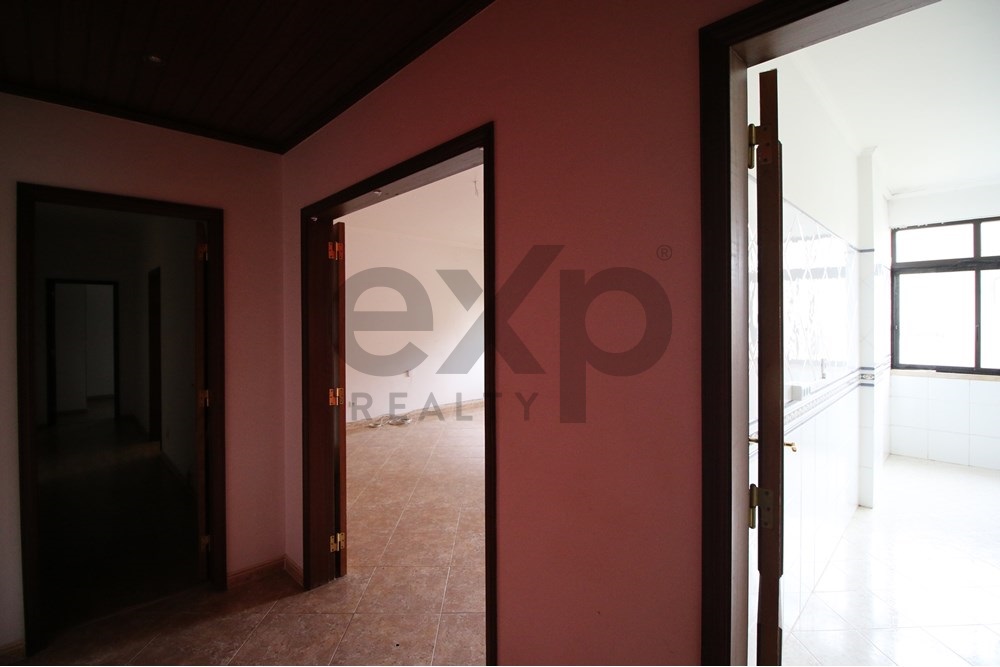 Apartamento T4 com 2 parqueamentos e arrecadação em Santarém