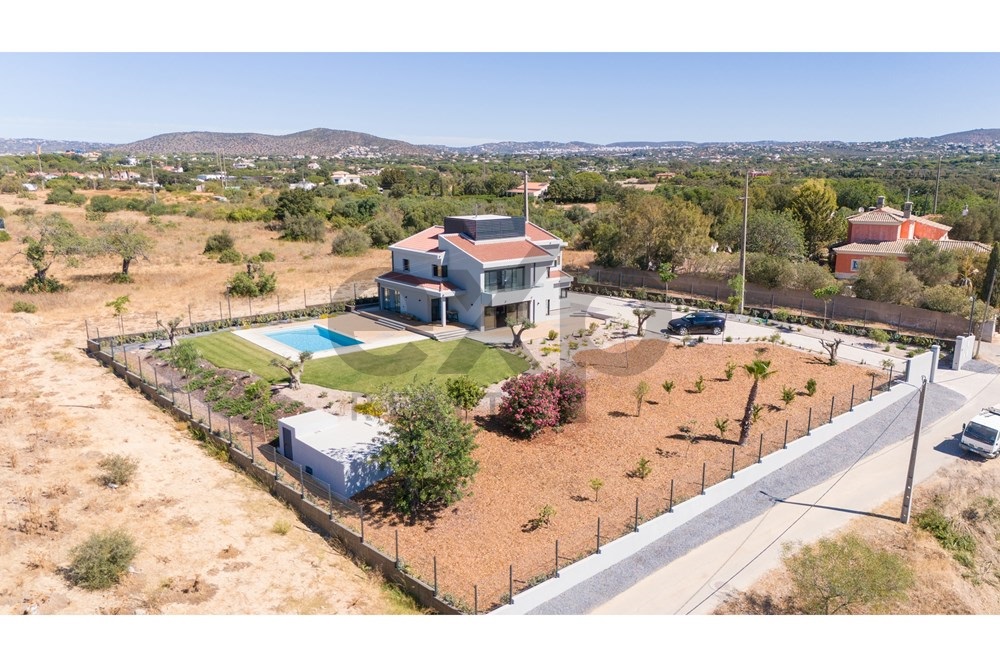 Luxuosa Moradia em Quarteira com Piscina Privada e jardim