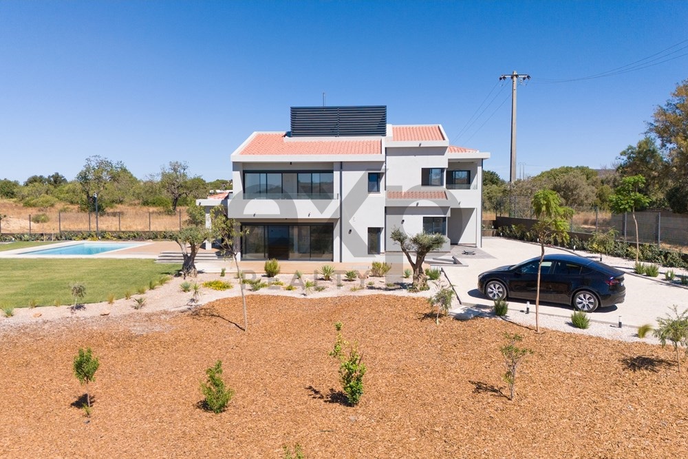 Luxuosa Moradia em Quarteira com Piscina Privada e jardim