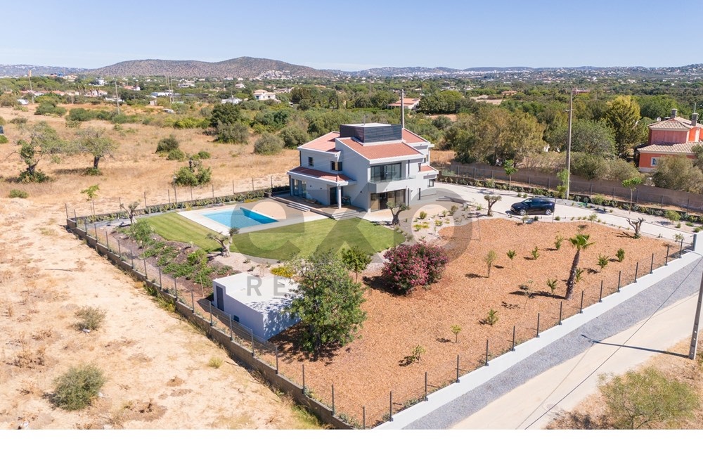 Luxuosa Moradia em Quarteira com Piscina Privada e jardim
