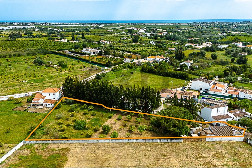 Moradia T3 para renovar inserida num terreno com 2.923 m2 perto da Luz de Tavira