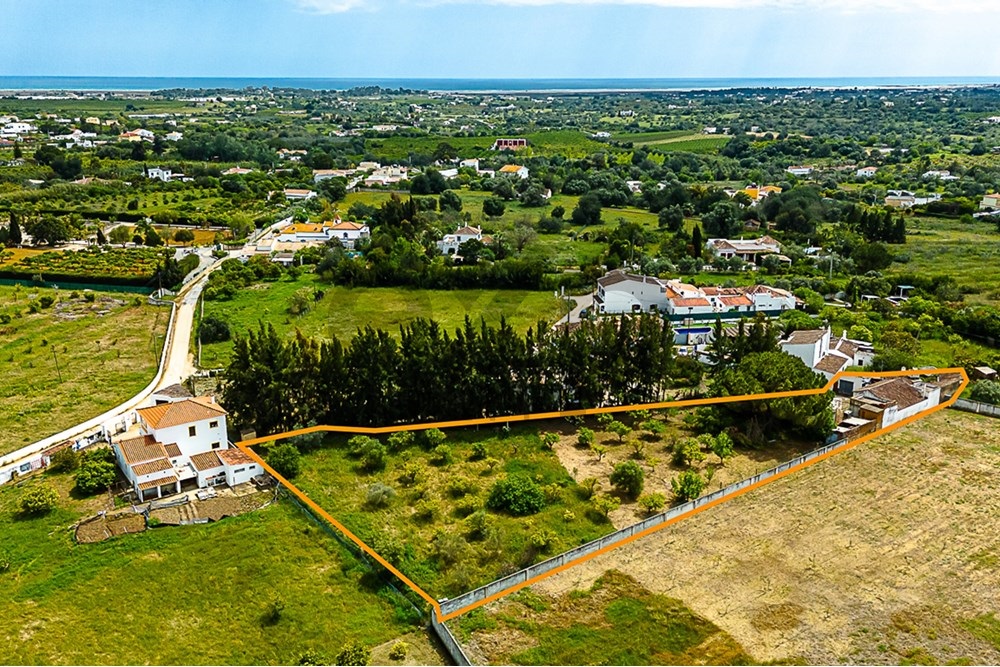 Moradia T3 para renovar inserida num terreno com 2.923 m2 perto da Luz de Tavira