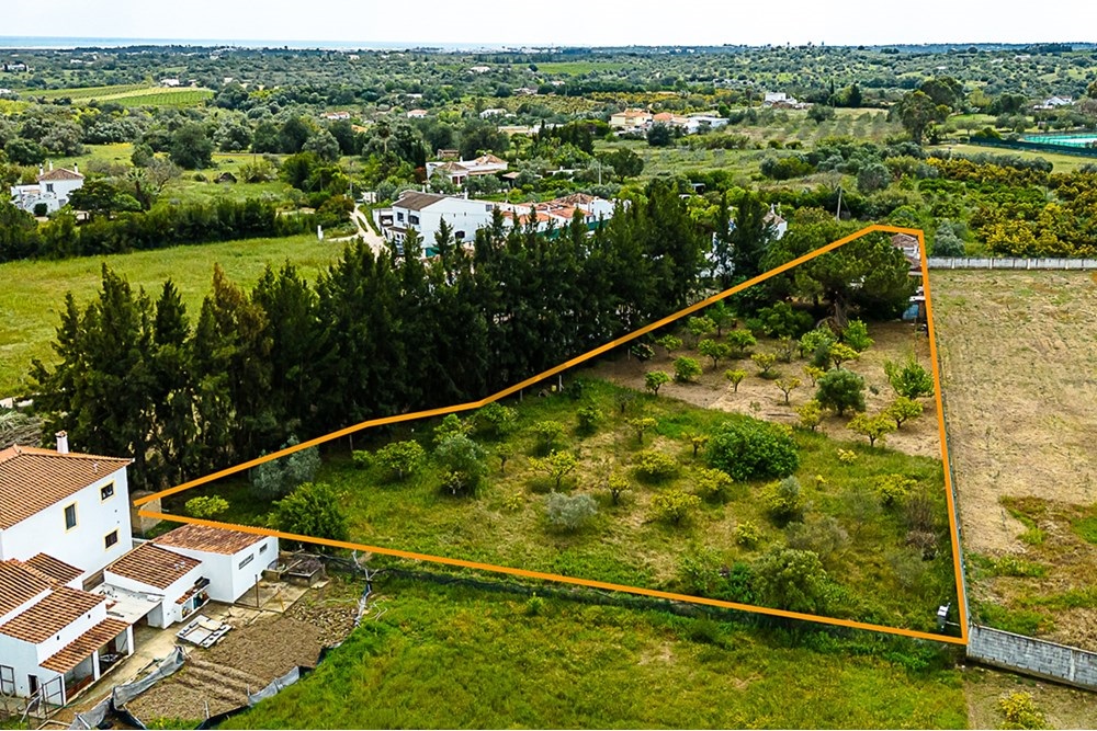 Moradia T3 para renovar inserida num terreno com 2.923 m2 perto da Luz de Tavira