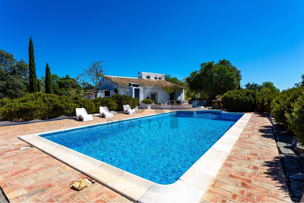 Fantástica moradia de estilo rústico com vista mar e piscina em Santa Bárbara de Nexe!