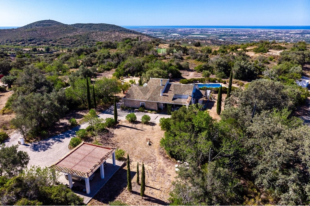 Fantástica moradia de estilo rústico com vista mar e piscina em Santa Bárbara de Nexe!