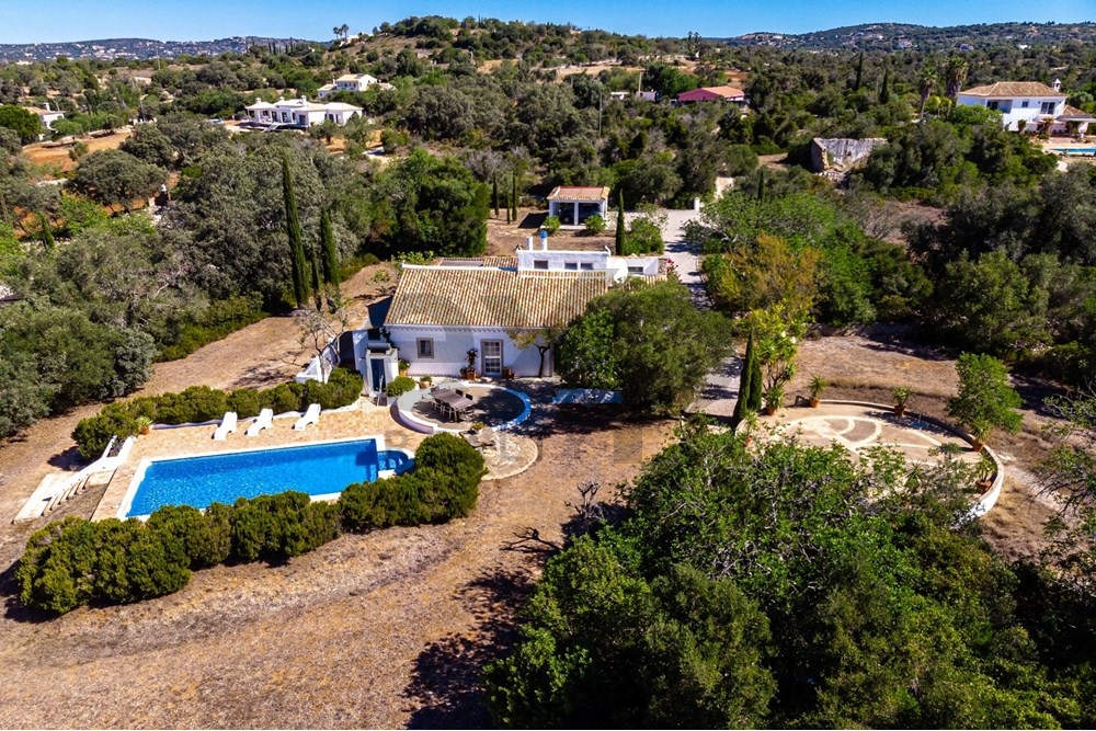 Fantástica moradia de estilo rústico com vista mar e piscina em Santa Bárbara de Nexe!
