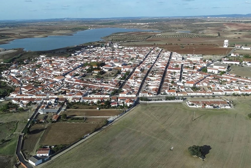 MORADIA T4 ALENTEJANA COM GARAGEM, AMPLO TERRACO, QUINTAL, EM BERINGEL (BEJA)