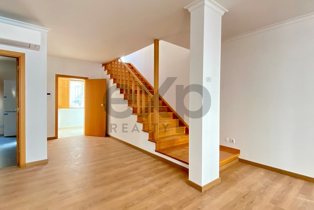 Arrenda T2 Duplex, 2º Andar, 2 Suites, Rua calma no Bairro Alto, Lisboa