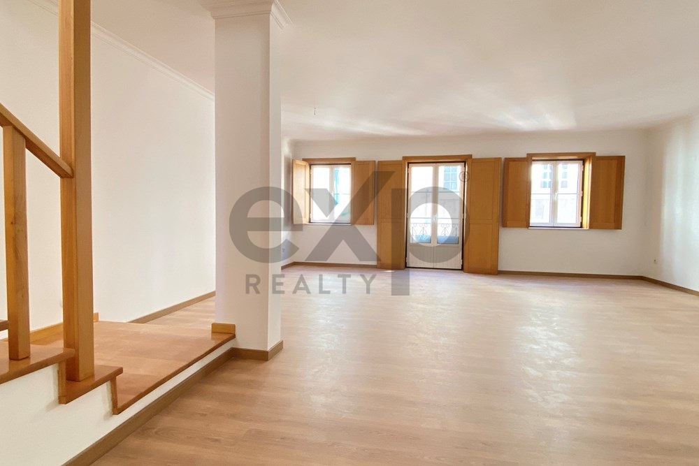 Arrenda T2 Duplex, 2º Andar, 2 Suites, Rua calma no Bairro Alto, Lisboa