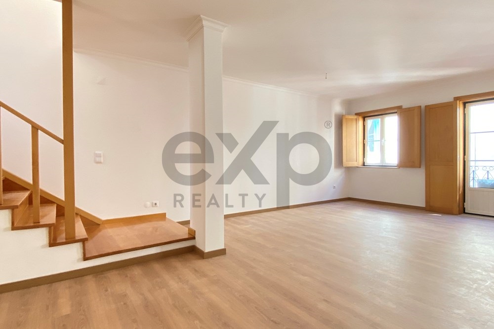 Arrenda T2 Duplex, 2º Andar, 2 Suites, Rua calma no Bairro Alto, Lisboa