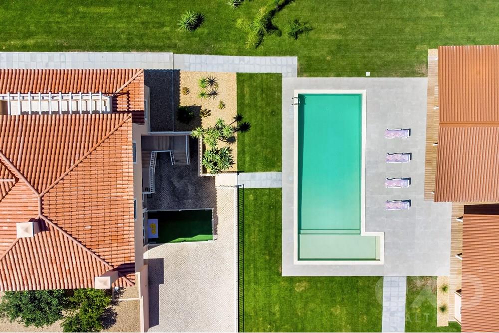 4 Bedroom in the main house and 2 Bedroom in the Guest House in Azeitão with Swimming Pool and 5.212m2 of Land