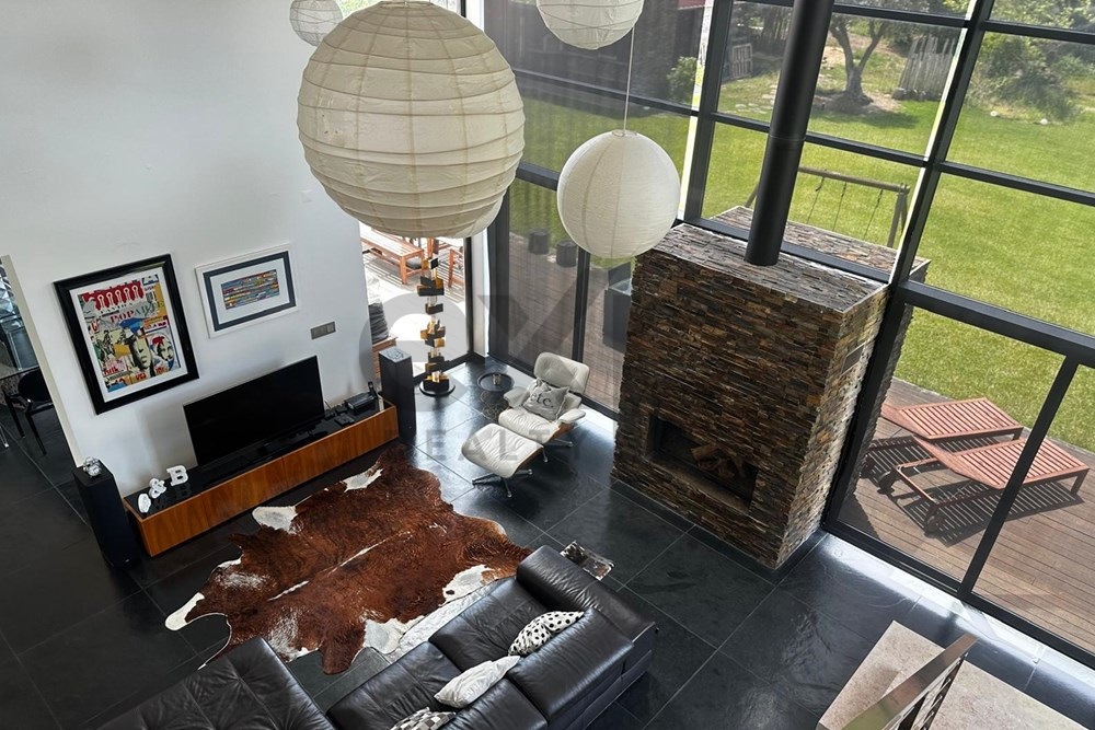 Luxurious Lakefront Villa For Sale!