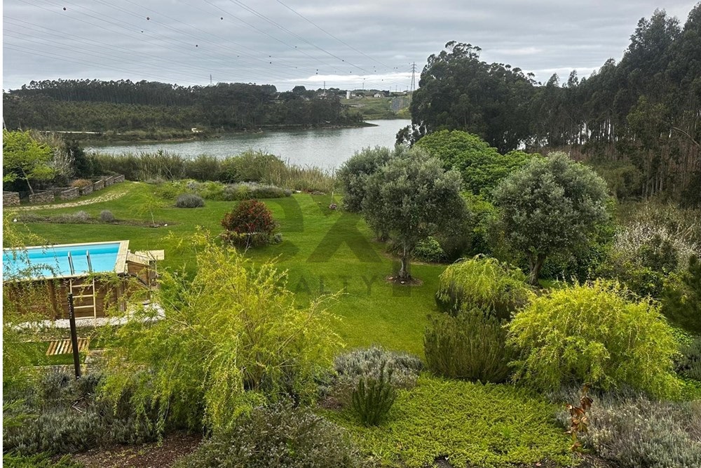 Luxurious Lakefront Villa For Sale!