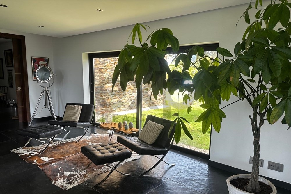 Luxurious Lakefront Villa For Sale!