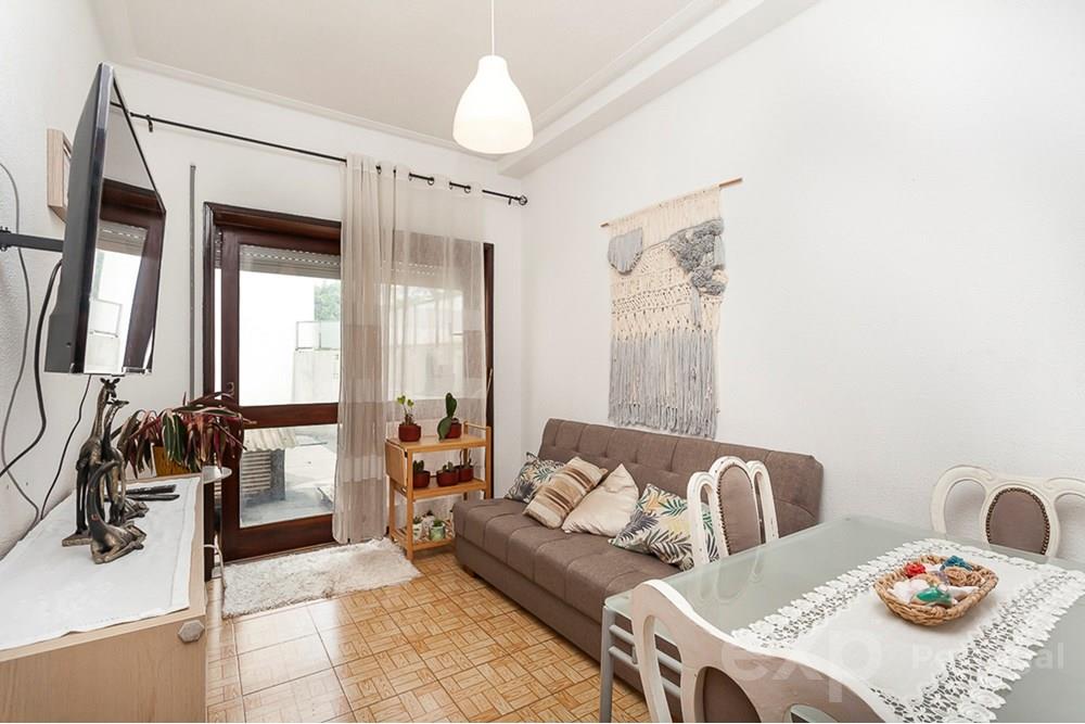 Investment opportunity: apartment with terrace and enormous appreciation potential in the heart of Porto