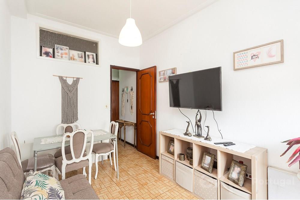 Investment opportunity: apartment with terrace and enormous appreciation potential in the heart of Porto