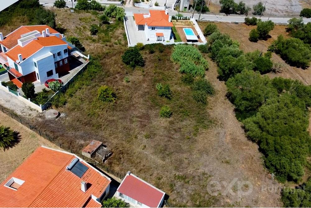 Land for Construction of Two Semi-Detached or Single Family House in Zambujal