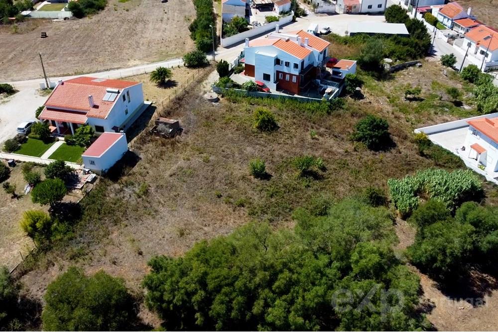 Land for Construction of Two Semi-Detached or Single Family House in Zambujal