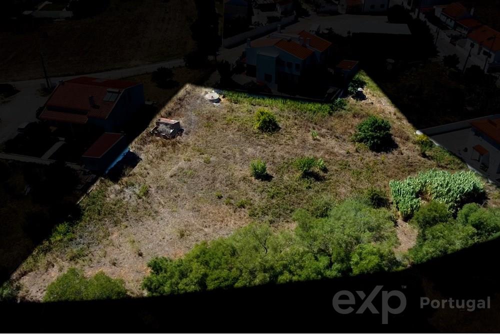 Land for Construction of Two Semi-Detached or Single Family House in Zambujal